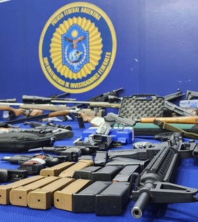 Fusiles, ametralladoras y 55 pistolas: traficaban armas y hubo 35 detenidos