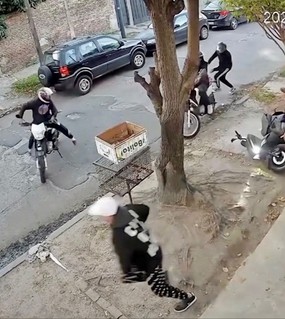 Siete motochorros irrumpieron en un cumpleaños familiar y los echaron a botellazos 