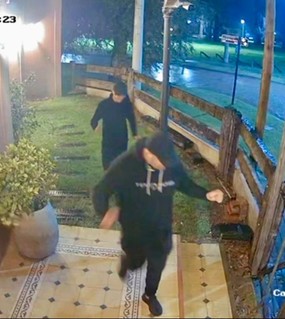 Marcaban casas con bolsas de basura, volvían al otro día para robarlas y entraban bailando