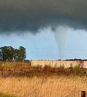 Un impactante tornado en Las Flores dejó heridos, una casa destruida y gran parte de la ciudad quedó sin luz