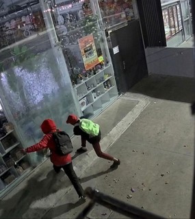 Tiene 18 años y obligaba a robar a su hermana de 14: la madre atacó a machetazos a la policía