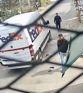 Salieron armados de un callejón y le apuntaron a un camión de Fedex para asaltarlo