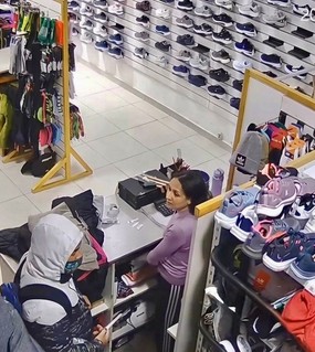 Amenazó con un cuchillo a la empleada de un local, le robó la moto y la recaudación