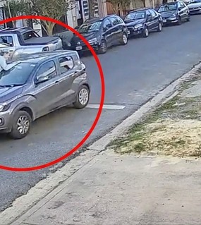 Se trepó al capot para tratar de evitar el robo y se la llevaron colgando en el auto 