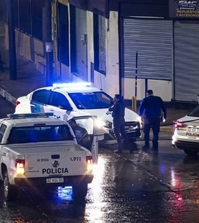 Usaron una escalera para hacer una entradera y se tiraron del techo para ganar la calle