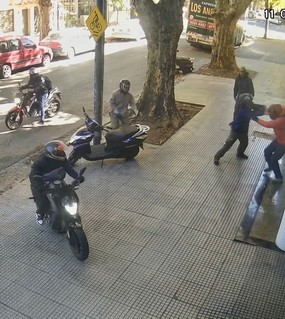 Delivery de “dólares” sufrió una paliza y le robaron una mochila llena de billetes 