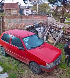 Saltó hacia el patio de la casa y sin importarle nada le robó la bici a una nena 
