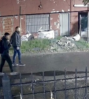 Los perseguían para robarles, la mujer se escondió detrás de un bolsón de arena y se salvó 