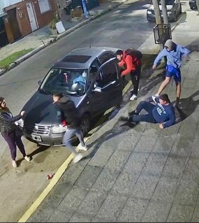 Le apuntaron a la cabeza y le dieron una paliza delante de su novia para robarle el auto 