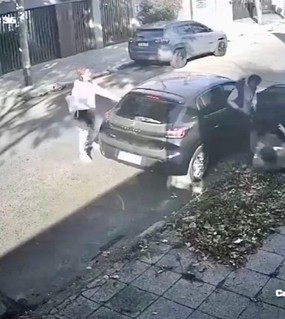 Salvaje robo: bajaba con su hija del auto, la tiraron al piso y quedó desvanecida