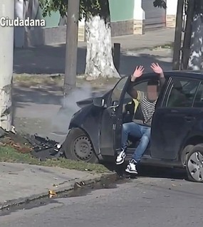 Le robaron el auto a la conductora de una aplicación y se estrellaron contra un poste