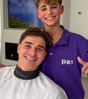 Sueño cumplido: un niño peluquero argentino de 14 años le cortó el pelo a Julián Álvarez