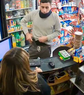 Un policía de civil asaltó un kiosco, la empleada se resistió y quedó grabado