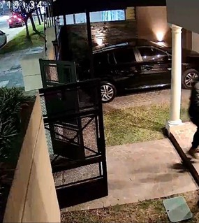 Entraron con un ariete simulando un operativo: le pegaron a una mamá y su hija para sacarles plata