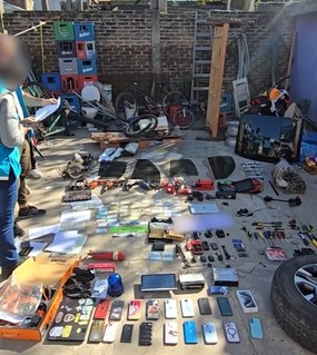 Tenían un desarmadero clandestino de autos de alta gama robados: los atraparon por pagar con QR en un telo