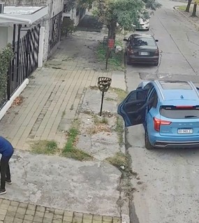 Tres encapuchados metieron en su casa a una mujer de 67 años y la desvalijaron
