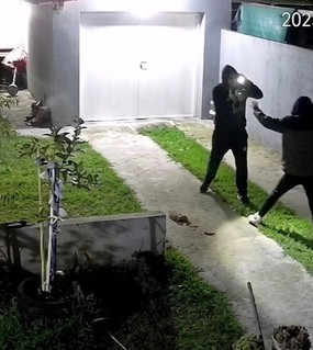 Una pareja arriesgó su vida y se enfrentó a golpes con 4 ladrones en el patio de su casa 