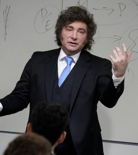 "Soy uno de los tres tipos más conocidos del planeta": la afirmación de Milei durante una clase de economía en una universidad privada