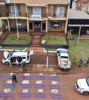 Querían cruzar a Brasil en un auto con más de 240 kilos de marihuana y los descubrieron