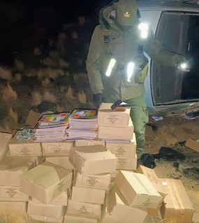 Contrabando: manejaba borracho desde Chile en un auto lleno de figuritas del Mundial y volcó 