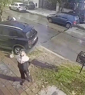 Dos menores aprovecharon que una familia dormía, saltaron al balcón y le robaron la bici