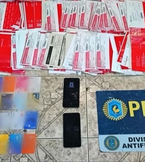 Imprimían cientos de DNI truchos, interceptaban las tarjetas de crédito y compraban mercadería por millones de pesos