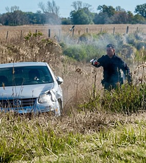 Violó una perimetral, tenía dos molotovs en el auto y terminó en una zanja