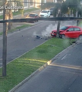 Venía a fondo, se distrajo, chocó contra una palmera y volcó