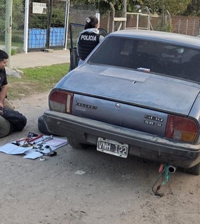 Robaron una camioneta de mudanzas y se la llevaron remolcada con una soga 