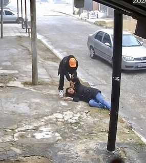 Caminaba hacia su almacén, un ladrón la arrastró por la calle y la salvaron sus gritos 