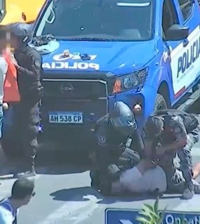 Cobraban por estacionar y amenazaban con fierros: ya detuvieron a 49 naranjitas y limpiavidrios 