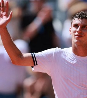 El argentino Juan Manuel Cerúndolo venció al 1° del mundo Jannik Sinner en Roland Garros
