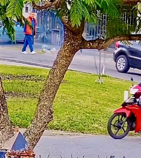 Motochorros sorprendieron a una jubilada en la puerta de su casa y le robaron el auto