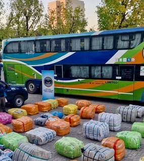 Usaban micros de larga distancia para mover $900 millones en mercadería de contrabando
