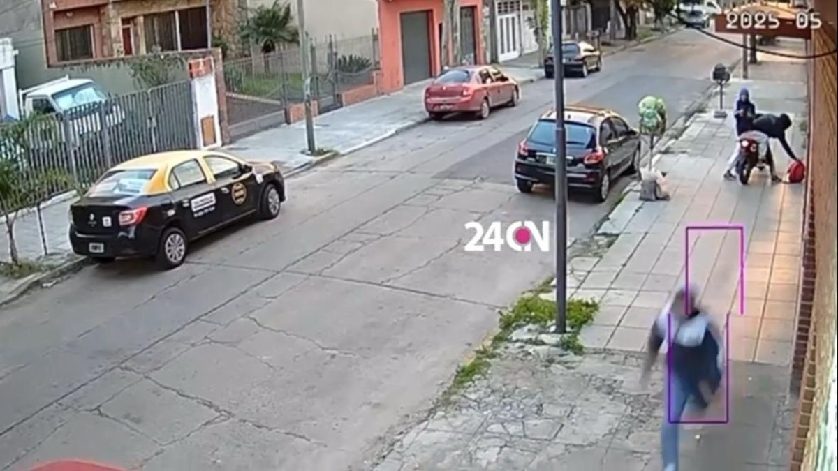 Motochorros se subieron a la vereda para robarle la mochila y le dispararon a matar por la espalda cuando escapaba Motochorros se subieron a la vereda para robarle la mochila y le dispararon a matar por la espalda cuando escapaba