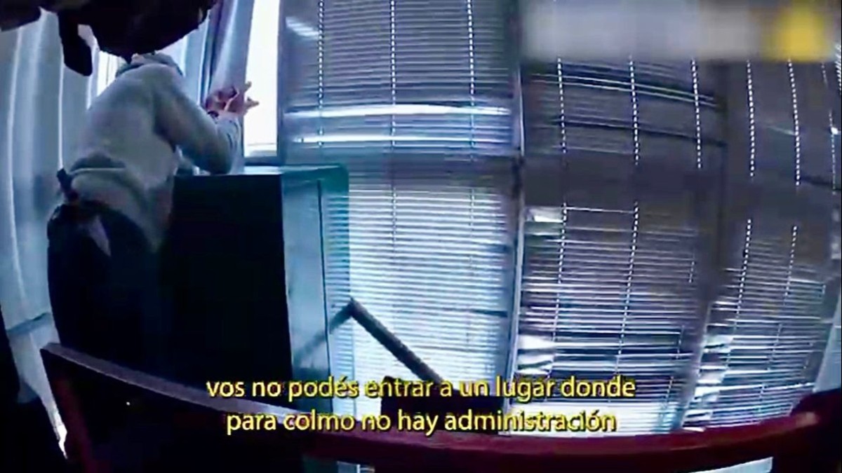 "Te amo, ma": intentó atacar a su madre con un cuchillo y lo redujeron con una Taser