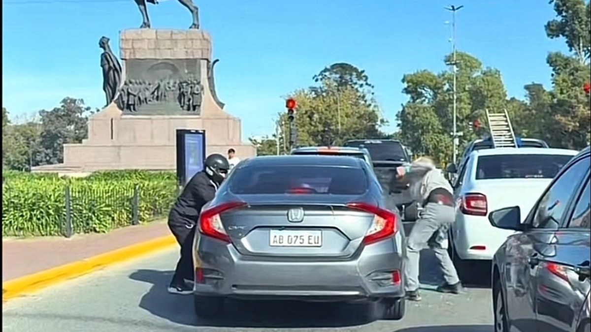 Ataque motochorro en Palermo: le rompieron las ventanillas del auto para robarle una notebook