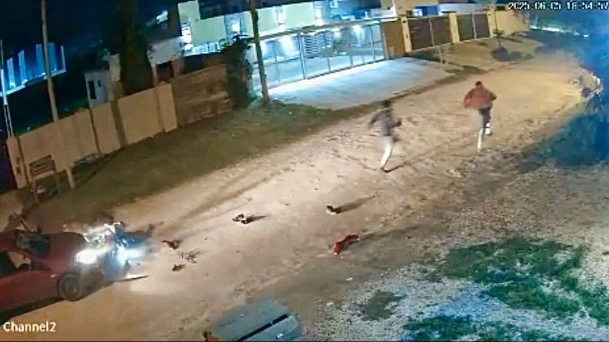 Motochorros intentaron robarle a una mujer y un vecino los atropelló con el auto cuando escapaban: los hizo volar por el aire