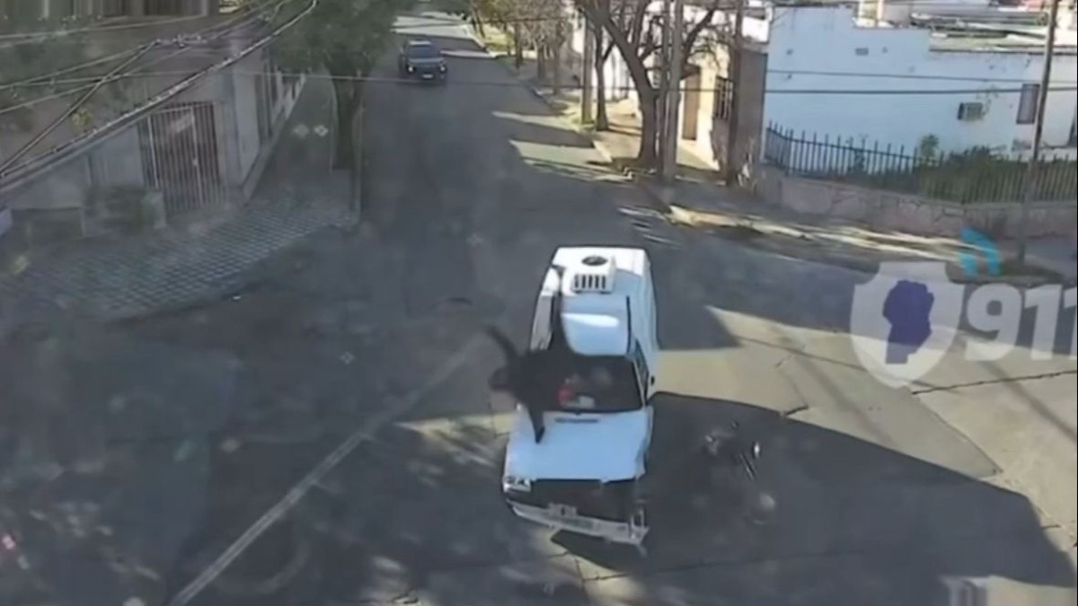 Un motociclista chocó con una camioneta y salió despedido por el aire: no fue una tragedia de casualidad 