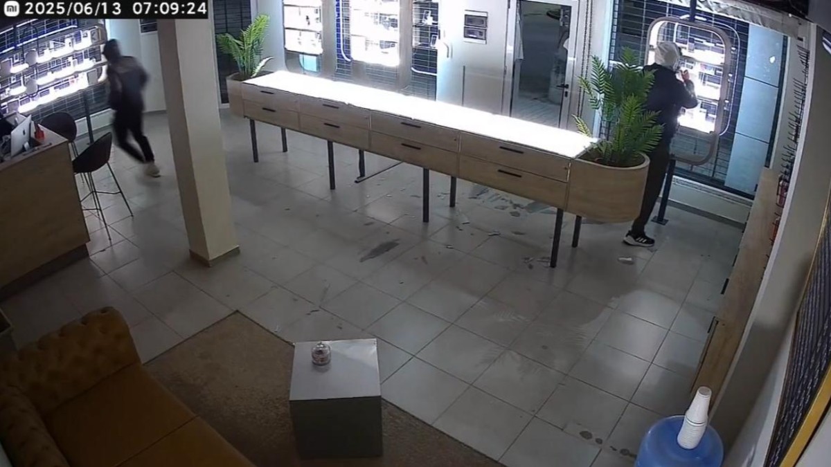 Cómo si fuera una joyería, dos delincuentes protagonizaron un espectacular robo estilo golpe comando en un local de celulares