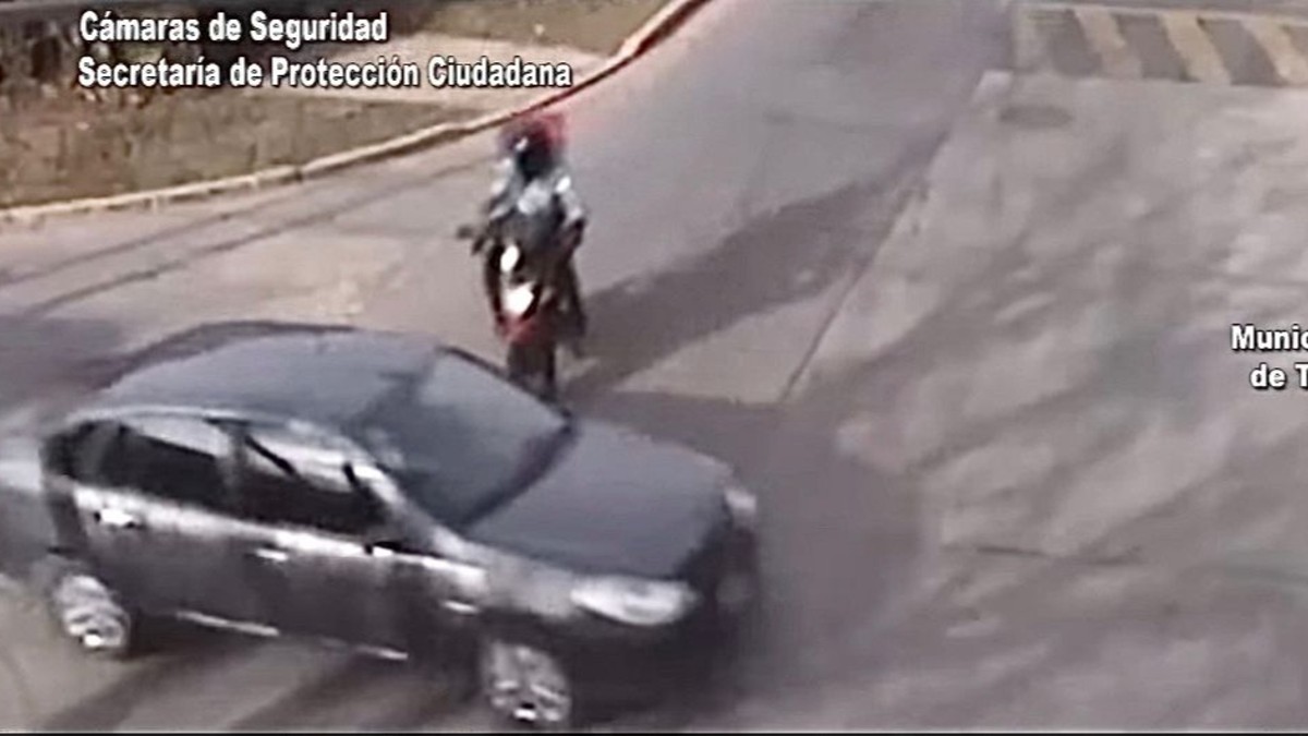 Una moto delivery no respetó el derecho de paso y chocó a alta velocidad con la parte trasera de un auto