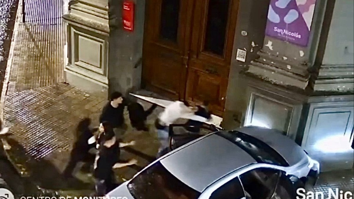 Salieron en contramano, chocaron, y desataron una batalla campal que incluyó una feroz golpiza en el suelo