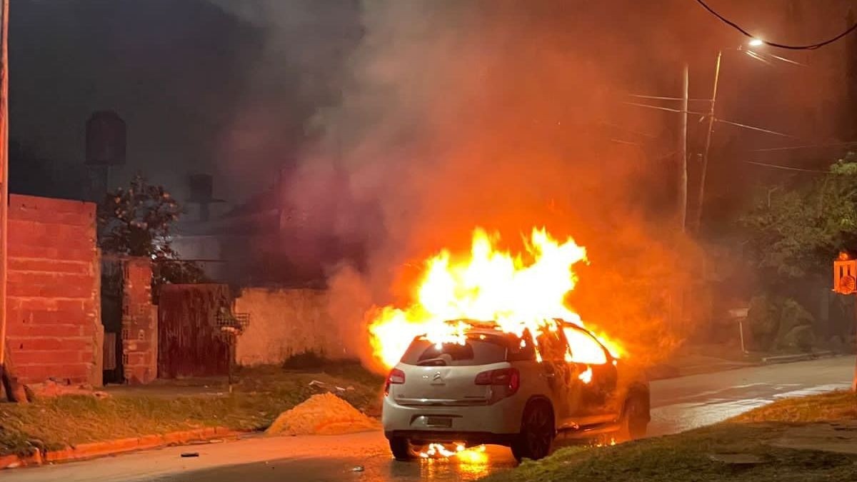 “Estos violaron a mi mujer y a mi hija”: aparecieron dos cuerpos calcinados dentro de un auto 