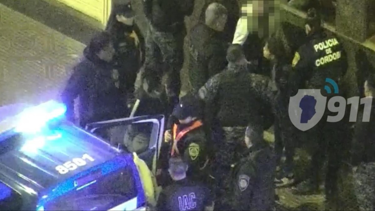 Le pegaron y lo arrastraron por el piso hasta que llegó la policía