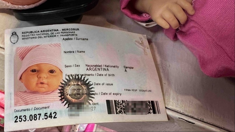 Cuando tu identidad es suplantada por un muñeco newborn