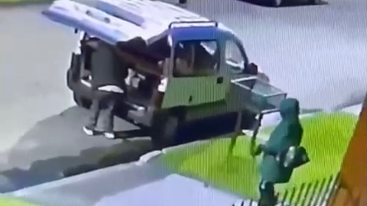 Dos motochorros salvajes tiraron al piso a una jubilada para robarle la cartera
