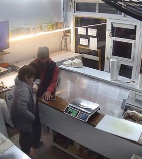 El miedo de una mujer mayor que quedó cara a cara con un ladrón y sufrió un robo en su local