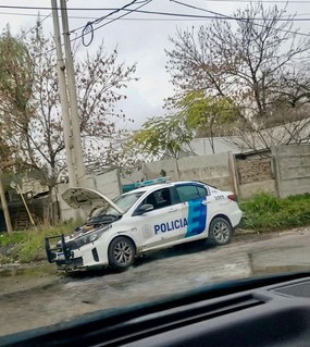 Un policía perdió el control del patrullero que manejaba y se estrelló contra un poste