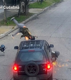 Una motociclista cruzó a toda velocidad, chocó con un vehículo y casi se mata 