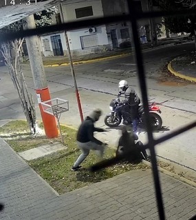 Motochorros persiguieron a tres remiseros, uno se jugó la vida para enfrentarlos y lo balearon